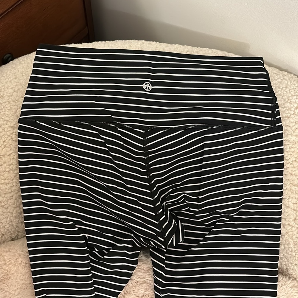 Like New Lululemon Black + White Stripe Leggings 🖤🤍 Size 6